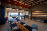 uma sala de jantar com uma mesa longa e cadeiras em Miombo Mountain Lodge and Spa em Pearson Settlement