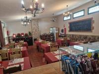 Un restaurante con mesas y sillas y una pizarra. en Hotel Rural Juncalillo, en Gáldar