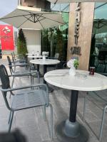 una fila de mesas con sillas y sombrilla en Nüzhet Hotel, en Kayseri