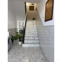 una escalera en una casa con baldosas de piedra en O Castelo, en Palas de Rei 