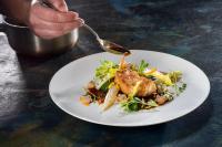 una persona comiendo un plato de comida con una cuchara en Kasteel Engelenburg - Quality Lodgings, en Brummen