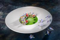 Un plato blanco con una dona con espolvoreos. en Kasteel Engelenburg - Quality Lodgings, en Brummen