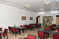 En restaurant eller et andet spisested på Hotel Ananta Inn