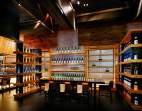 un bar con un montón de botellas de vino en Hotel Crescent Court, en Dallas