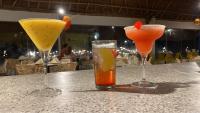 três cocktails sentados numa mesa num restaurante em Hotel Wayira Beach by On vacation em Ríohacha