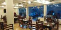 ein Speisesaal mit Tischen und Stühlen in einem Restaurant in der Unterkunft Sapphire Hunza in Gulmit