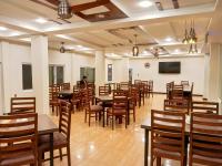 ein Esszimmer mit Holztischen und Stühlen in der Unterkunft Sapphire Hunza in Gulmit