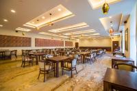 Restaurace v ubytování Eternal Oasis by Alaya Stays, Golf Course Road