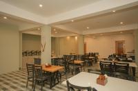 Un restaurant sau alt loc unde se poate mânca la The Himalayan Stories - A Riverside Heaven Resort