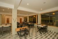 Un restaurant sau alt loc unde se poate mânca la The Himalayan Stories - A Riverside Heaven Resort