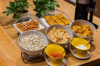 una mesa cubierta con cuencos de diferentes tipos de alimentos en HOTEL PIN Jiaoxi, en Jiaoxi