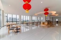 シアヌークビルにあるBillions Hotelの赤提灯とテーブル・椅子が備わるレストラン