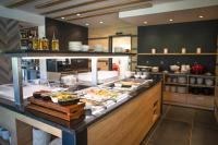 uma fila de buffet num restaurante com muita comida em Amenity Hotel & Resort Orlické hory em Deštné v Orlických horách