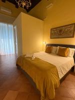 1 dormitorio con 1 cama grande y paredes amarillas en Palazzo Dogana Room&amp;Suite, en Salerno