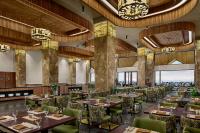 una sala da pranzo con tavoli, sedie e lampadari di Radisson Blu Resort & Spa, Korek Mountain a Rawandoz