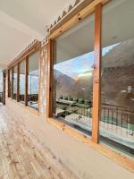 uma janela num edifício com vista para uma montanha em Mizuki Retreat and Cafe, Tirthan Valley em Gushaini