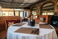 einen Tisch in einem Restaurant mit einer Flasche Wein darauf in der Unterkunft Huisje Novea in Harderwijk