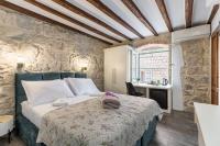 Posteľ alebo postele v izbe v ubytovaní BonBon Old Town Private En-Suite Room