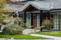 a house with glass windows and a roof at 北京水城一瓢私汤度假酒店 Beijing Aqua City YiPiao Hot Spring Resort in Beijing