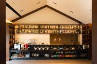 a room with a counter with alcohol bottles at 北京水城一瓢私汤度假酒店 Beijing Aqua City YiPiao Hot Spring Resort in Beijing