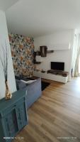 Telewizja i/lub zestaw kina domowego w obiekcie Les Palmiers Appartement 4 personnes 50m De La Plage Parking