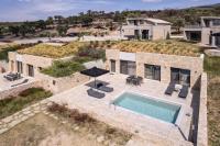 Bazén v ubytovaní Fari Stone Villas alebo v jeho blízkosti