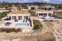 Bazén v ubytovaní Fari Stone Villas alebo v jeho blízkosti
