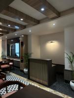 瓦拉纳西Hotel Sainik Grand的一家餐厅，里面有桌椅和一个讲台。