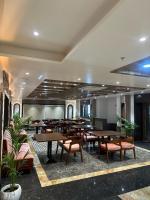 瓦拉纳西Hotel Sainik Grand的一间有桌椅的餐厅