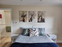 1 dormitorio con 1 cama con 4 cuadros en la pared en Clifton House O2 &amp; Excel Rooms with private bathroom and Breakfast option, en Londres