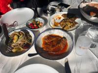 ein Tisch mit vielen Tellern voller Essen in der Unterkunft Deniz Otel in Fethiye