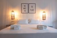 1 cama blanca grande con 2 almohadas encima en Hostal Boutique Bajío, en El Pozo de los Frailes