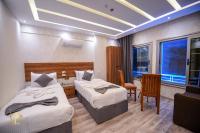 swiss hotel downtownにあるベッド