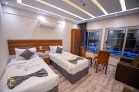swiss hotel downtownにあるベッド