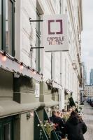 コペンハーゲンにあるCapsule Hotel - Copenhagenの建物の外に立っている人々のグループ