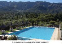 una piscina con montañas al fondo en Altos del Sol - Spa &amp; Resort, en Merlo