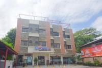 Un edificio con un cartel en el costado. en OYO 567 Blue Horizon Hostel, en Dumaguete