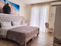 A bed or beds in a room at B&B Waltanna Airport