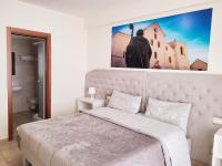 A bed or beds in a room at B&B Waltanna Airport