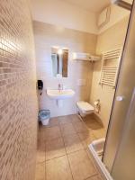 A bathroom at B&B Waltanna Airport