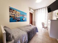 A bed or beds in a room at B&B Waltanna Airport