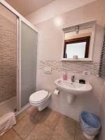 A bathroom at B&B Waltanna Airport