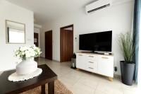 Televízia a/alebo spoločenská miestnosť v ubytovaní Apartament IKAR z ogródkiem, blisko morza