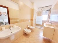 A bathroom at B&B Waltanna Airport