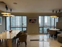 Una sala de estar con mesas y sillas y grandes ventanales. en MADR Excellence at Novotel Manila Hotel Residence Acqua, en Manila