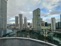 Una vista del horizonte de una ciudad con edificios altos. en MADR Excellence at Novotel Manila Hotel Residence Acqua, en Manila