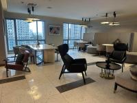 una sala de estar con sillas y una mesa en un edificio en MADR Excellence at Novotel Manila Hotel Residence Acqua, en Manila