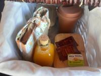 een tas gevuld met eten en een fles sinaasappelsap bij Monte das Estrelas in Tavira