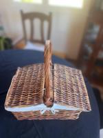 een rieten mand bovenop een tafel bij Monte das Estrelas in Tavira