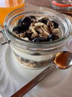 een glazen pot met oesters en noten bij Monte das Estrelas in Tavira